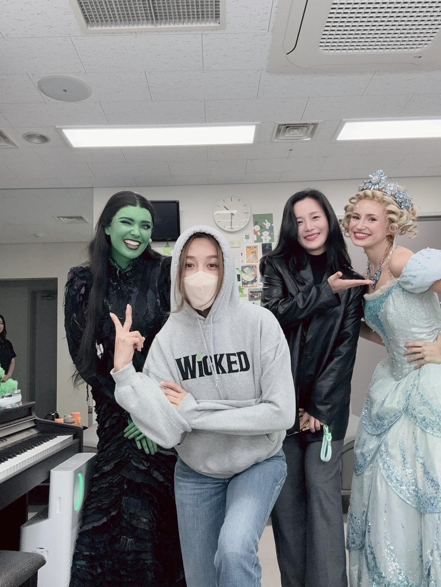 옥엘피😭 엘피즈 ㅠㅠ
그리고 내 인생 최고의 글린다 코트니 몬스마가 같이있자나😭
제발 옥엘피 와 코트니글린다 공연 보고 싶다구 ㅠㅠ