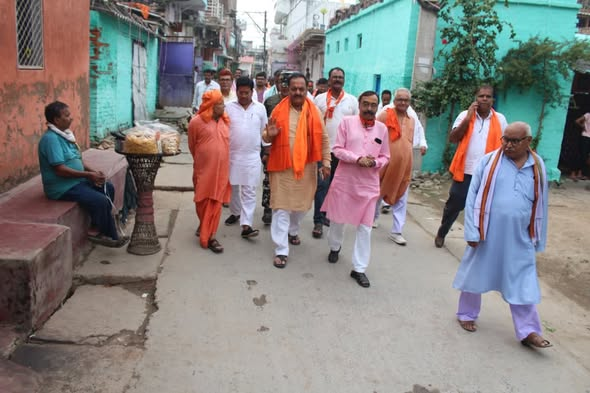 vinaybjpbihar's tweet photo. सोनपुर नगर पंचायत के वार्ड 17 में जनसंपर्क के दौरान जनता के अपार स्नेह और समर्थन का अनुभव मिला।
हर घर, हर व्यक्ति से संवाद कर उनकी समस्याओं और अपेक्षाओं को समझना और समाधान के लिए काम करने का संकल्प लिया।

#NDAforDevelopment #sonpurvidhansabha #VoteForNDA #VikasKaSankalp https://t.co/45eaWgC4Es