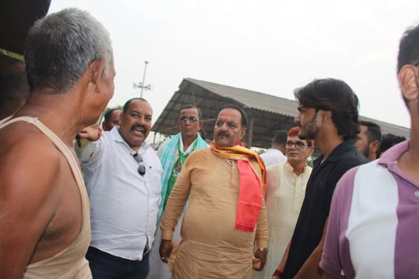 vinaybjpbihar's tweet photo. सोनपुर नगर पंचायत के वार्ड 17 में जनसंपर्क के दौरान जनता के अपार स्नेह और समर्थन का अनुभव मिला।
हर घर, हर व्यक्ति से संवाद कर उनकी समस्याओं और अपेक्षाओं को समझना और समाधान के लिए काम करने का संकल्प लिया।

#NDAforDevelopment #sonpurvidhansabha #VoteForNDA #VikasKaSankalp https://t.co/45eaWgC4Es