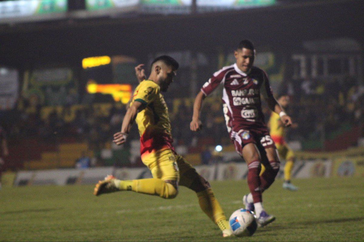 #LNFGenLaRED 

Finaliza el primer tiempo en el Marquesa de la Ensenada…. 

#Marquense 1-0  #Comunicaciones 

Gol: Elías Enock Vásquez 

<a href="/Lared1061/">La Red</a>