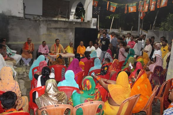 vinaybjpbihar's tweet photo. सोनपुर विधानसभा क्षेत्र के अंतर्गत सोनपुर नगर पंचायत के वार्ड 14 में जनता से मिलकर उनके स्नेह और विश्वास का अनुभव प्राप्त हुआ।
इस अवसर पर सभी से ‘कमल’ चिह्न पर मतदान करने का निवेदन किया, ताकि विकास और सेवा की नई राह निरंतर आगे बढ़ती रहे।
#NDAforDevelopment #sonpurvidhansabha https://t.co/wWv9EIQjTx