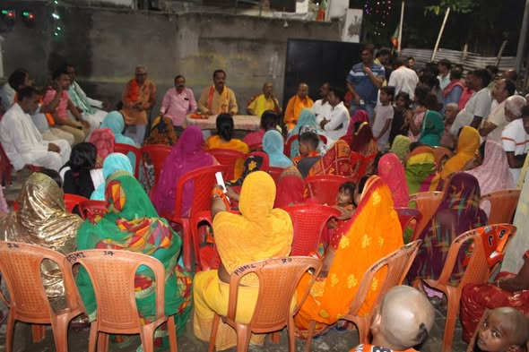 vinaybjpbihar's tweet photo. सोनपुर विधानसभा क्षेत्र के अंतर्गत सोनपुर नगर पंचायत के वार्ड 14 में जनता से मिलकर उनके स्नेह और विश्वास का अनुभव प्राप्त हुआ।
इस अवसर पर सभी से ‘कमल’ चिह्न पर मतदान करने का निवेदन किया, ताकि विकास और सेवा की नई राह निरंतर आगे बढ़ती रहे।
#NDAforDevelopment #sonpurvidhansabha https://t.co/wWv9EIQjTx