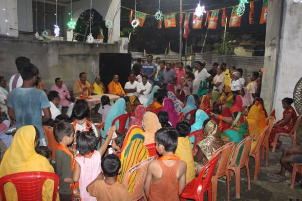 vinaybjpbihar's tweet photo. सोनपुर विधानसभा क्षेत्र के अंतर्गत सोनपुर नगर पंचायत के वार्ड 14 में जनता से मिलकर उनके स्नेह और विश्वास का अनुभव प्राप्त हुआ।
इस अवसर पर सभी से ‘कमल’ चिह्न पर मतदान करने का निवेदन किया, ताकि विकास और सेवा की नई राह निरंतर आगे बढ़ती रहे।
#NDAforDevelopment #sonpurvidhansabha https://t.co/wWv9EIQjTx