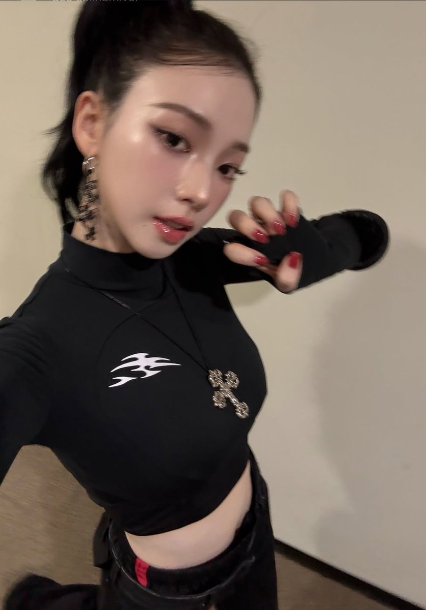 hourly karina tweet media