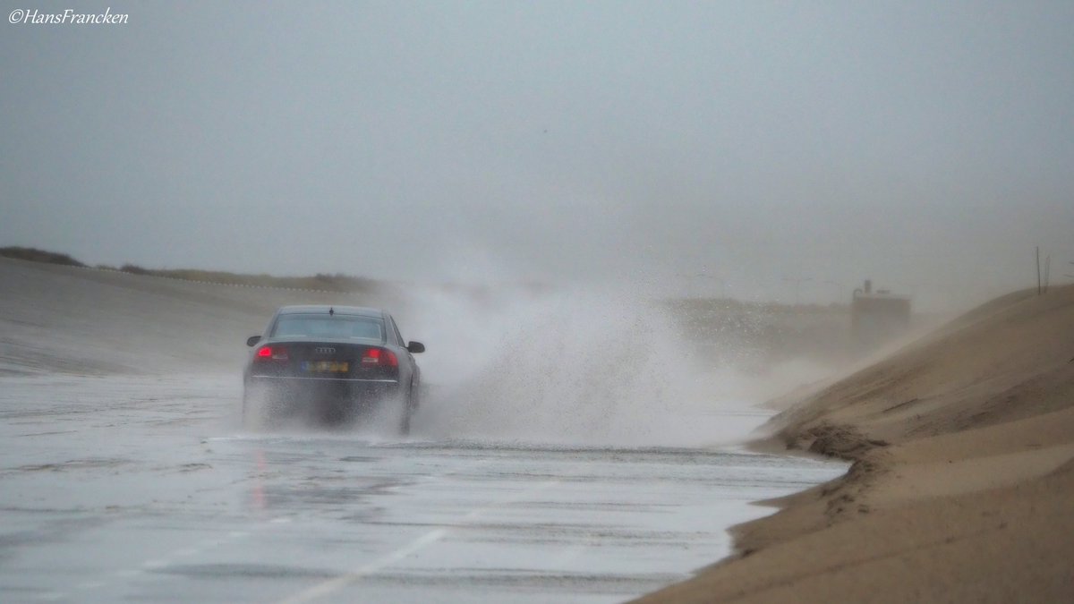Hoeiemorruhhuh allemaal , mooie zondag gewenst! Zware buien en harde wind zorgden voor spektakel op de #Brouwersdam gisteren. <a href="/pictureofNL/">Mooi Nederland 🇳🇱</a>