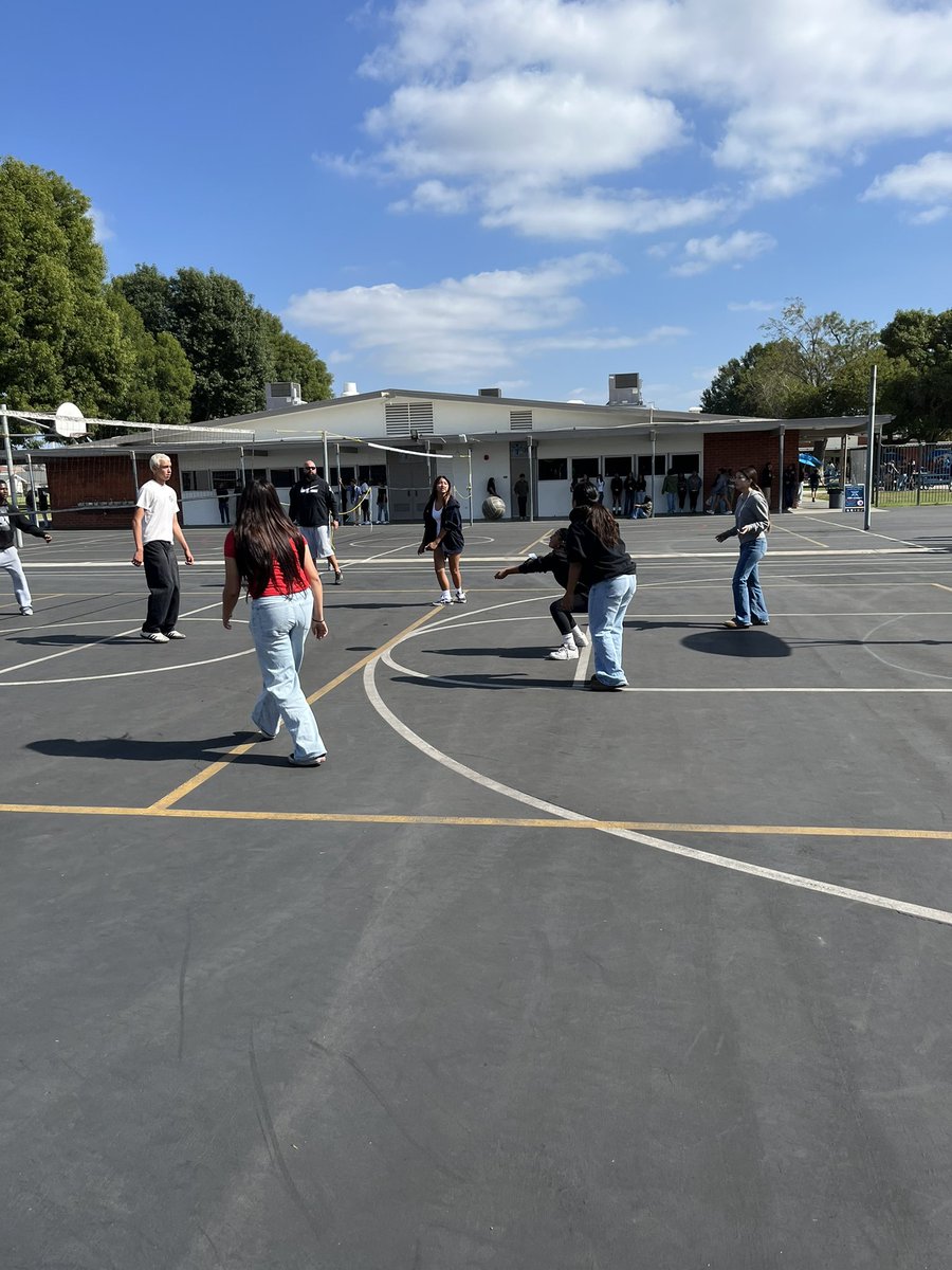 tetzlaff12351's tweet image. Servin up some Lunch Tournament action! #ABCUSD