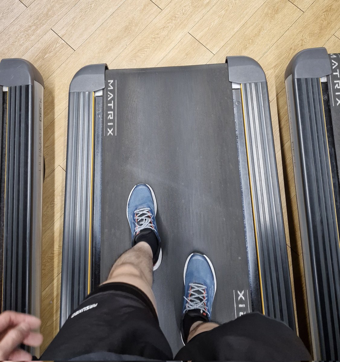 อีกหนึ่ง exercise นึงที่ทุกคนมองข้ามคือ
การเดินชันถอยหลัง

แล้วมันได้อะไรอะพี่?
- เสริมความแข็งแรงของต้นขา
- เสริมความแข็งแรงของเท้าและเอ็นร้อยหวาย
- เสริมเรื่องการทรงตัวของการเดินและวิ่ง
ซึ่งมันจำเป็นสำหรับการวิ่งทั่วไปและนักวิ่งเทรลด้วย

แล้วเราจะฝึกยังไง
-