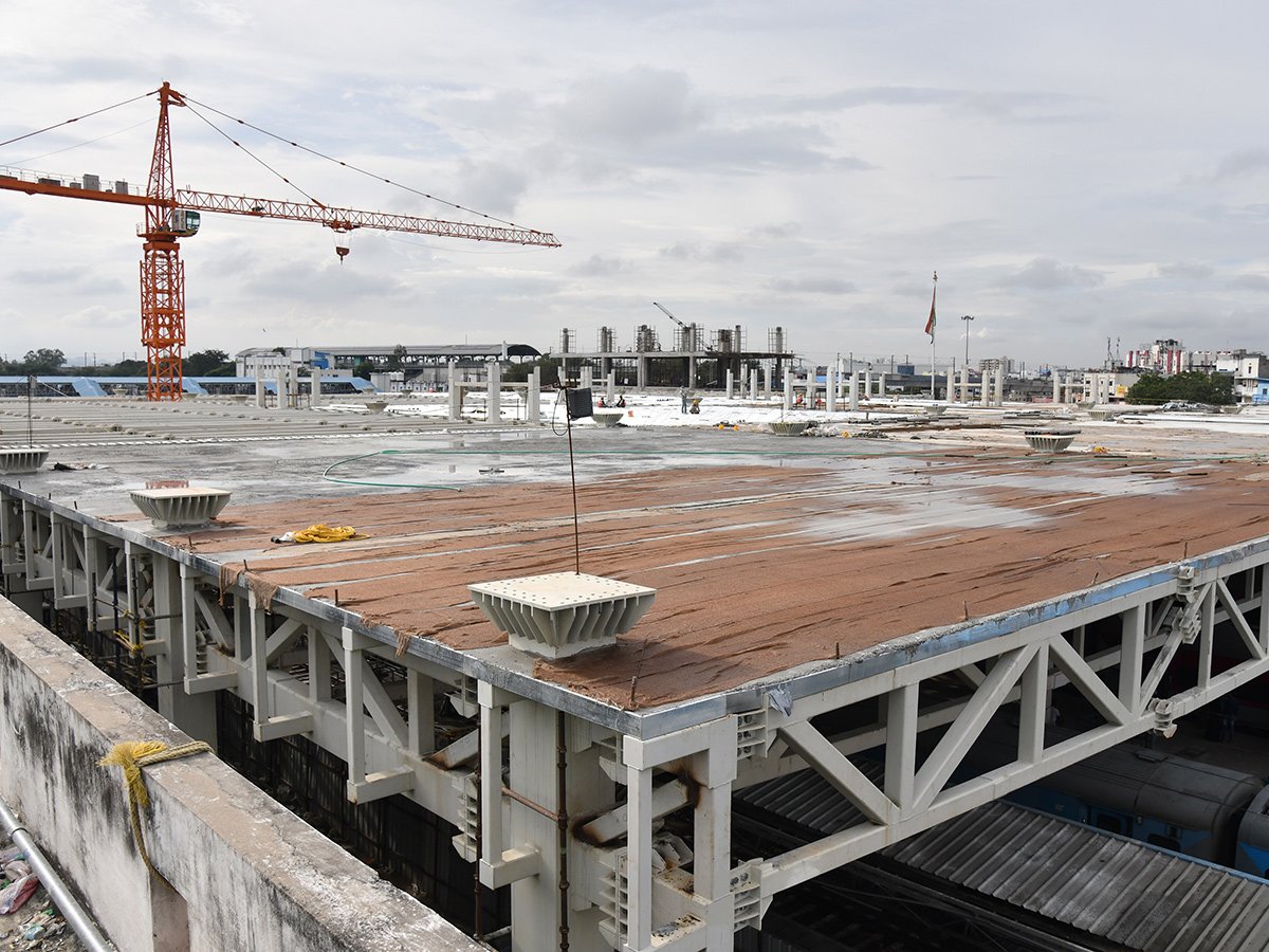 abhinavaduri9's tweet image. #Secunderabad #Railway Station
Redevelopment works are in full swing —new holding areas at Gates 2 & 4, a FOB towards Rathifile Bus Station, and a new Exit Gate 5 near West Metro Station
Daily footfall up from 1.34L to 1.84L.🔹92 CCTV cams🔹20 ticket machines
📸: Sakshi