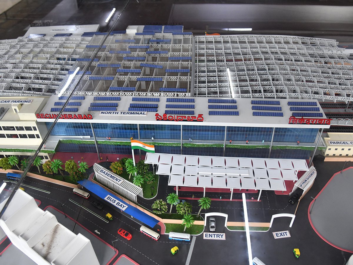 abhinavaduri9's tweet image. #Secunderabad #Railway Station
Redevelopment works are in full swing —new holding areas at Gates 2 & 4, a FOB towards Rathifile Bus Station, and a new Exit Gate 5 near West Metro Station
Daily footfall up from 1.34L to 1.84L.🔹92 CCTV cams🔹20 ticket machines
📸: Sakshi
