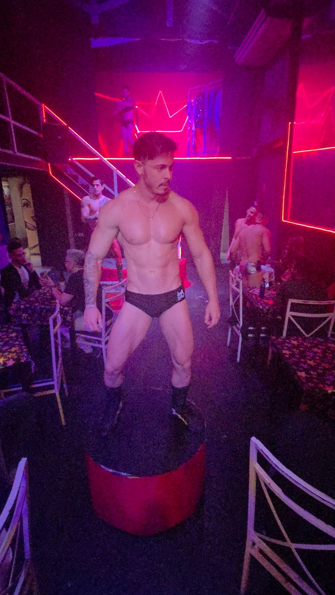 Veja o show dos boys e stripper no privacy Bar Queen 
privacy.com.br/@BarQueenofici…