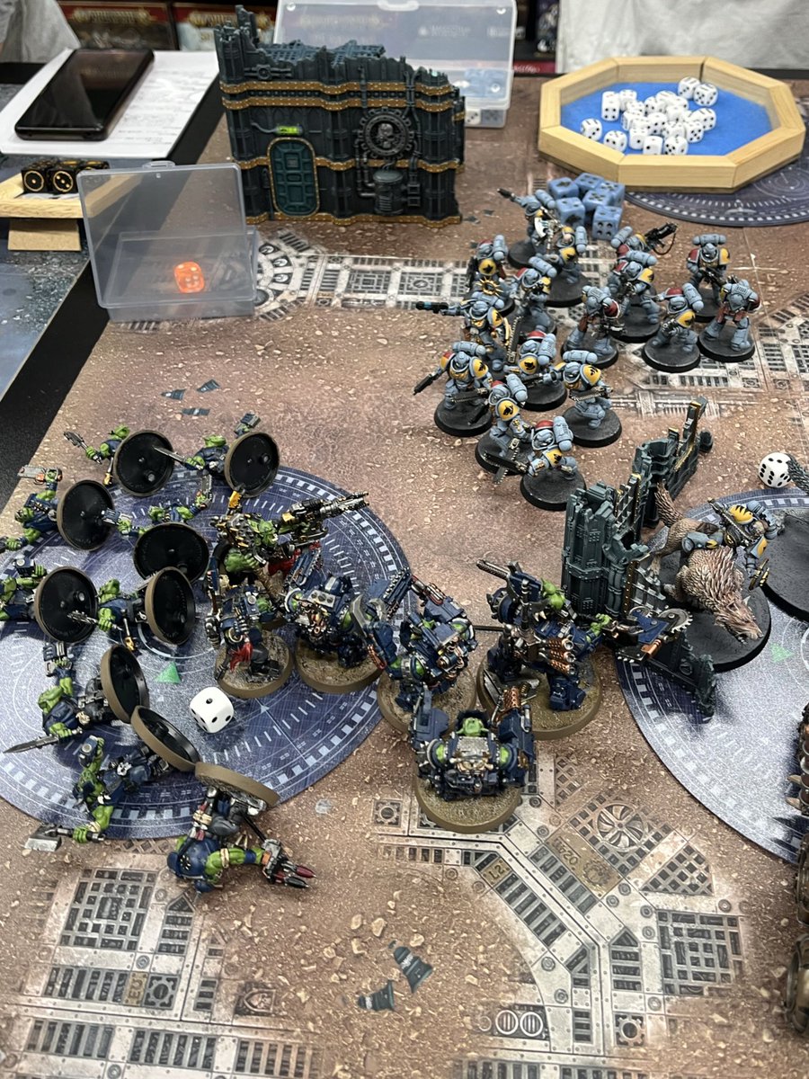 bon2msg's tweet image. だいぶお久しぶりの40k！バラ弾1発で散る、命の安い世界😫
スペースウルフと殴ったり撃たれたりしてイチャイチャさせて貰いました〜
やっぱりユニット内の武器統一しないと処理がメンドイかな💦

#ウォーハンマー40k