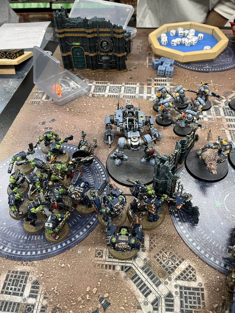 bon2msg's tweet image. だいぶお久しぶりの40k！バラ弾1発で散る、命の安い世界😫
スペースウルフと殴ったり撃たれたりしてイチャイチャさせて貰いました〜
やっぱりユニット内の武器統一しないと処理がメンドイかな💦

#ウォーハンマー40k