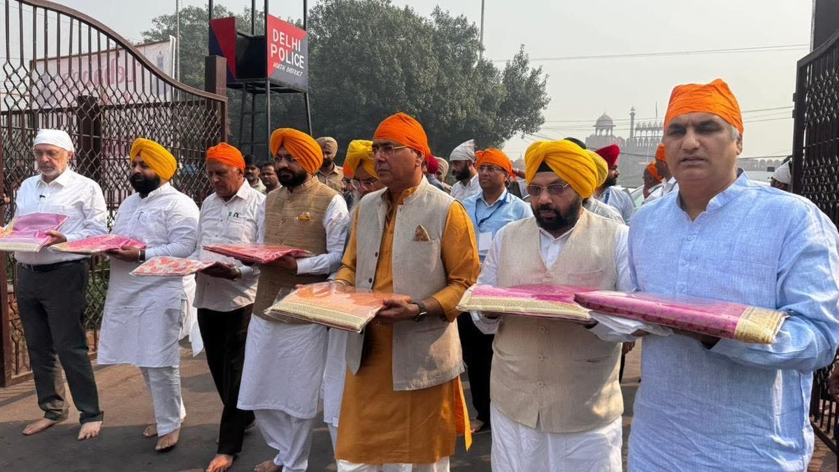 AroraAmanSunam's tweet image. #ਹਿੰਦ_ਦੀ_ਚਾਦਰ ਧੰਨ-ਧੰਨ ਸ੍ਰੀ ਗੁਰੂ ਤੇਗ ਬਹਾਦਰ ਸਾਹਿਬ ਜੀ ਅਤੇ ਉਹਨਾਂ ਦੇ ਨਾਲ ਸ਼ਹਾਦਤਾਂ ਪ੍ਰਾਪਤ ਕਰਨ ਵਾਲੇ ਭਾਈ ਮਤੀ ਦਾਸ ਜੀ, ਭਾਈ ਸਤੀ ਦਾਸ ਜੀ ਅਤੇ ਭਾਈ ਦਿਆਲਾ ਜੀ ਦੇ #350ਵੇਂ_ਸ਼ਹੀਦੀ_ਦਿਹਾੜੇ ਨੂੰ ਸਮਰਪਿਤ ਸਮਾਗਮਾਂ ਦੀ ਆਰੰਭਤਾ ਲਈ ਦਿੱਲੀ ਵਿਖੇ ਸੁਸ਼ੋਭਿਤ ਗੁਰਦੁਆਰਾ ਸ੍ਰੀ ਸੀਸ ਗੰਜ ਸਾਹਿਬ ਵਿਖੇ ਆਪਣੇ ਕੈਬਨਿਟ ਸਾਥੀਆਂ ਨਾਲ ਅਰਦਾਸ…