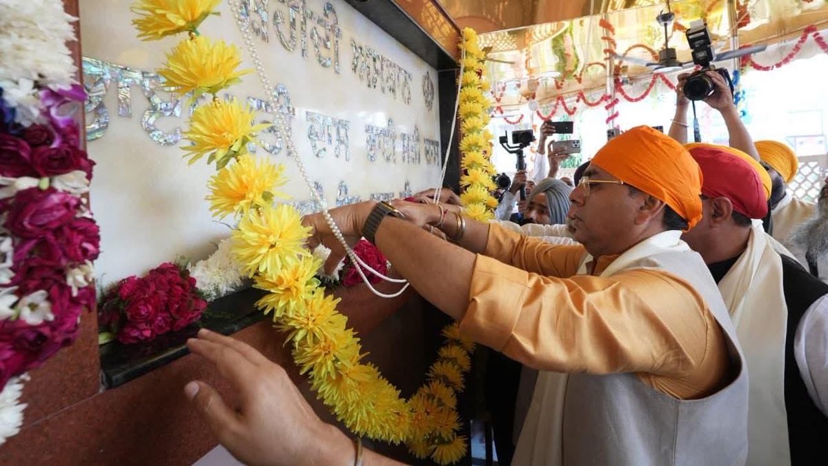 AroraAmanSunam's tweet image. #ਹਿੰਦ_ਦੀ_ਚਾਦਰ ਧੰਨ-ਧੰਨ ਸ੍ਰੀ ਗੁਰੂ ਤੇਗ ਬਹਾਦਰ ਸਾਹਿਬ ਜੀ ਅਤੇ ਉਹਨਾਂ ਦੇ ਨਾਲ ਸ਼ਹਾਦਤਾਂ ਪ੍ਰਾਪਤ ਕਰਨ ਵਾਲੇ ਭਾਈ ਮਤੀ ਦਾਸ ਜੀ, ਭਾਈ ਸਤੀ ਦਾਸ ਜੀ ਅਤੇ ਭਾਈ ਦਿਆਲਾ ਜੀ ਦੇ #350ਵੇਂ_ਸ਼ਹੀਦੀ_ਦਿਹਾੜੇ ਨੂੰ ਸਮਰਪਿਤ ਸਮਾਗਮਾਂ ਦੀ ਆਰੰਭਤਾ ਲਈ ਦਿੱਲੀ ਵਿਖੇ ਸੁਸ਼ੋਭਿਤ ਗੁਰਦੁਆਰਾ ਸ੍ਰੀ ਸੀਸ ਗੰਜ ਸਾਹਿਬ ਵਿਖੇ ਆਪਣੇ ਕੈਬਨਿਟ ਸਾਥੀਆਂ ਨਾਲ ਅਰਦਾਸ…
