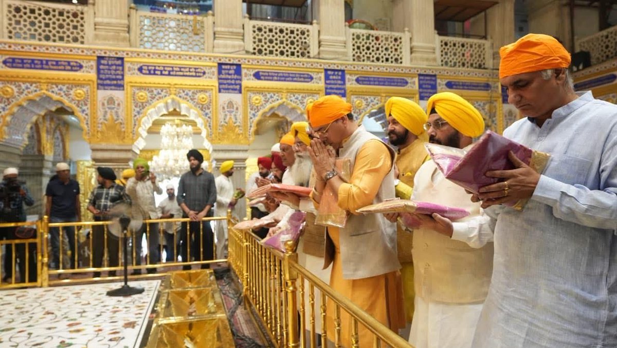 AroraAmanSunam's tweet image. #ਹਿੰਦ_ਦੀ_ਚਾਦਰ ਧੰਨ-ਧੰਨ ਸ੍ਰੀ ਗੁਰੂ ਤੇਗ ਬਹਾਦਰ ਸਾਹਿਬ ਜੀ ਅਤੇ ਉਹਨਾਂ ਦੇ ਨਾਲ ਸ਼ਹਾਦਤਾਂ ਪ੍ਰਾਪਤ ਕਰਨ ਵਾਲੇ ਭਾਈ ਮਤੀ ਦਾਸ ਜੀ, ਭਾਈ ਸਤੀ ਦਾਸ ਜੀ ਅਤੇ ਭਾਈ ਦਿਆਲਾ ਜੀ ਦੇ #350ਵੇਂ_ਸ਼ਹੀਦੀ_ਦਿਹਾੜੇ ਨੂੰ ਸਮਰਪਿਤ ਸਮਾਗਮਾਂ ਦੀ ਆਰੰਭਤਾ ਲਈ ਦਿੱਲੀ ਵਿਖੇ ਸੁਸ਼ੋਭਿਤ ਗੁਰਦੁਆਰਾ ਸ੍ਰੀ ਸੀਸ ਗੰਜ ਸਾਹਿਬ ਵਿਖੇ ਆਪਣੇ ਕੈਬਨਿਟ ਸਾਥੀਆਂ ਨਾਲ ਅਰਦਾਸ…