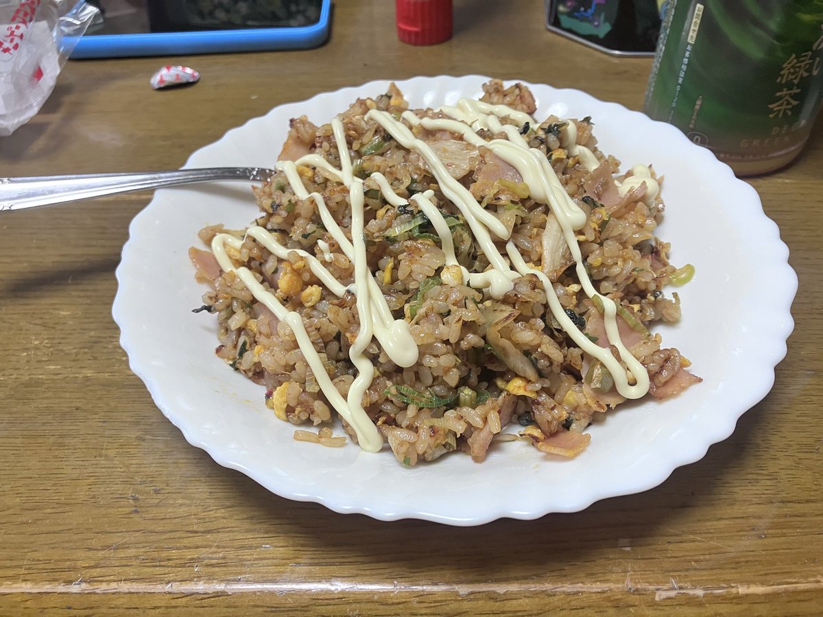 NhVw3's tweet photo. 雰囲気でチャーハン作ったけど
そういやチャーハンにマヨネーズかけねぇわ
それ焼飯だ https://t.co/fQqhsjcYuE