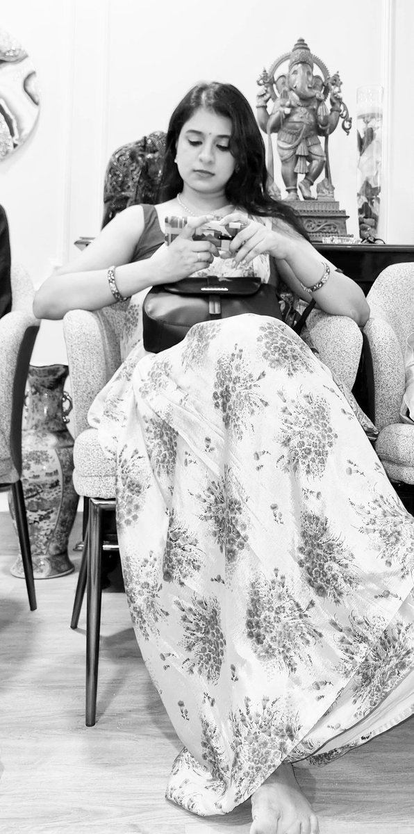 soniabhojane's tweet photo. This was me last night at our family’s Diwali/Bhaubij celebration, holding my mother’s phone to watch the game right from KO until the final whistle 😂❤️ #PrioritiesSorted #GGMU https://t.co/QYaqxeO1yL