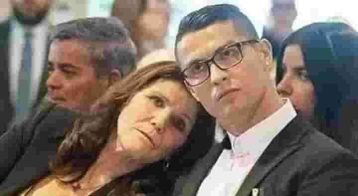 رونالڈو۔۔۔۔۔
صحافی نے کرسٹیانو رونالڈو سے پوچھا:
" تمہاری ماں بھی تمہارے ساتھ رہتی ہے، تم اس کے لئیے کوئی گھر کیوں نہیں خرید لیتے ؟"
رونالڈو نے جواب دیا:
" اس ماں نے میری پرورش کی، اپنی زندگی میرے لئیے وقف کر دی، وہ بھوکی سو گئی تھی مگر، محض مجھے کھانا کھلانے کے لئیے جب گھر میں