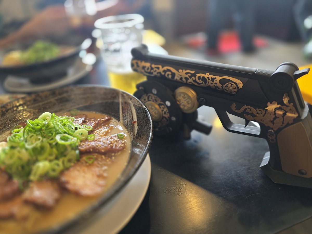 tsukishimakeia's tweet photo. 今回の旅の最終目的地、武器商人のラーメン屋さんへ。このラーメンとフックショット作った方同一人物なの凄い🤭 https://t.co/EfEyAlIp5A