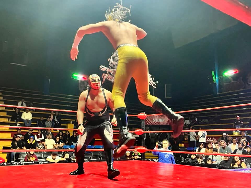 LaTijeraLucha's tweet image. Arrancan las acciones de la #ArenaNeza con batalla movida donde el bando técnico #KidLaberinto,#GerryGalante y  #Bongo caen ante la experiencia de #EscarlataNegro, #CisneDePlata y #EstrellaDePlata acompañados por #Neurona,los hermanos de “dolor negro” aplicaron un vistoso castigo