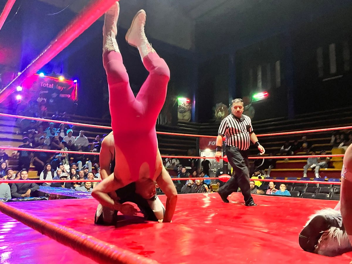 LaTijeraLucha's tweet image. Arrancan las acciones de la #ArenaNeza con batalla movida donde el bando técnico #KidLaberinto,#GerryGalante y  #Bongo caen ante la experiencia de #EscarlataNegro, #CisneDePlata y #EstrellaDePlata acompañados por #Neurona,los hermanos de “dolor negro” aplicaron un vistoso castigo