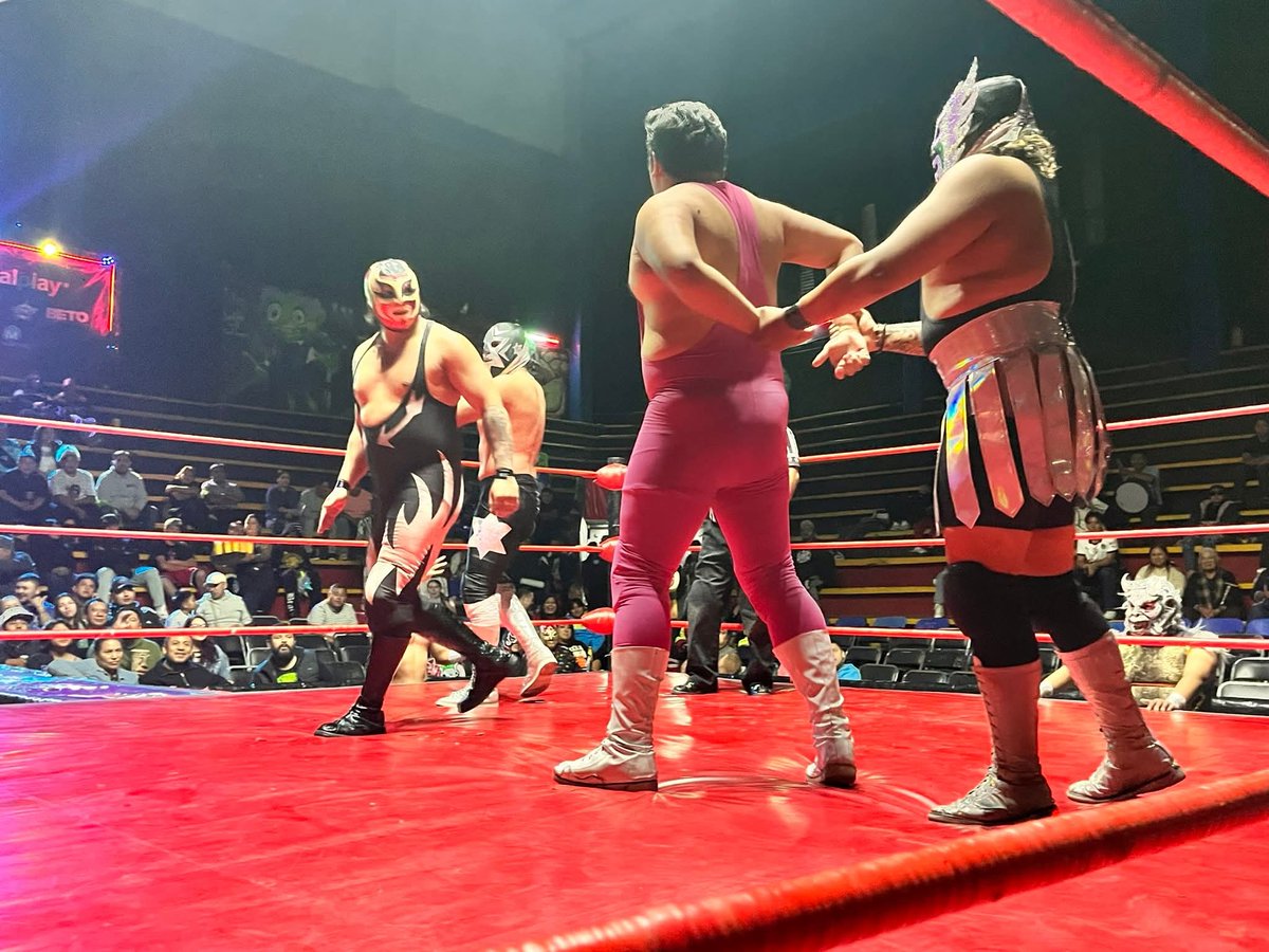 LaTijeraLucha's tweet image. Arrancan las acciones de la #ArenaNeza con batalla movida donde el bando técnico #KidLaberinto,#GerryGalante y  #Bongo caen ante la experiencia de #EscarlataNegro, #CisneDePlata y #EstrellaDePlata acompañados por #Neurona,los hermanos de “dolor negro” aplicaron un vistoso castigo