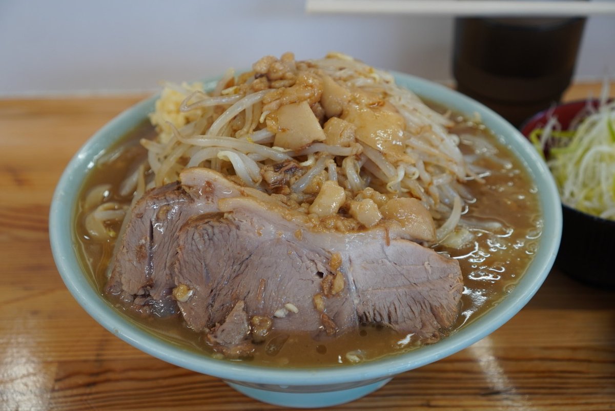 One_CafeP's tweet photo. ラーメン工藤　岸辺
ラーメン小＋白髪葱＋持ち帰り豚🐷
ニンニク有ヤサイマシアブラマシ
ビジュアルを見た瞬間、優勝確定！
アブラサラダを食べた後、満を持してスープと麺を食す‼️
濃厚な豚骨スープにキリッと程よく醤油が効いて、麺によく絡んで箸が止まらない🤤
ご馳走様でした！ https://t.co/QEPTBfNfgL