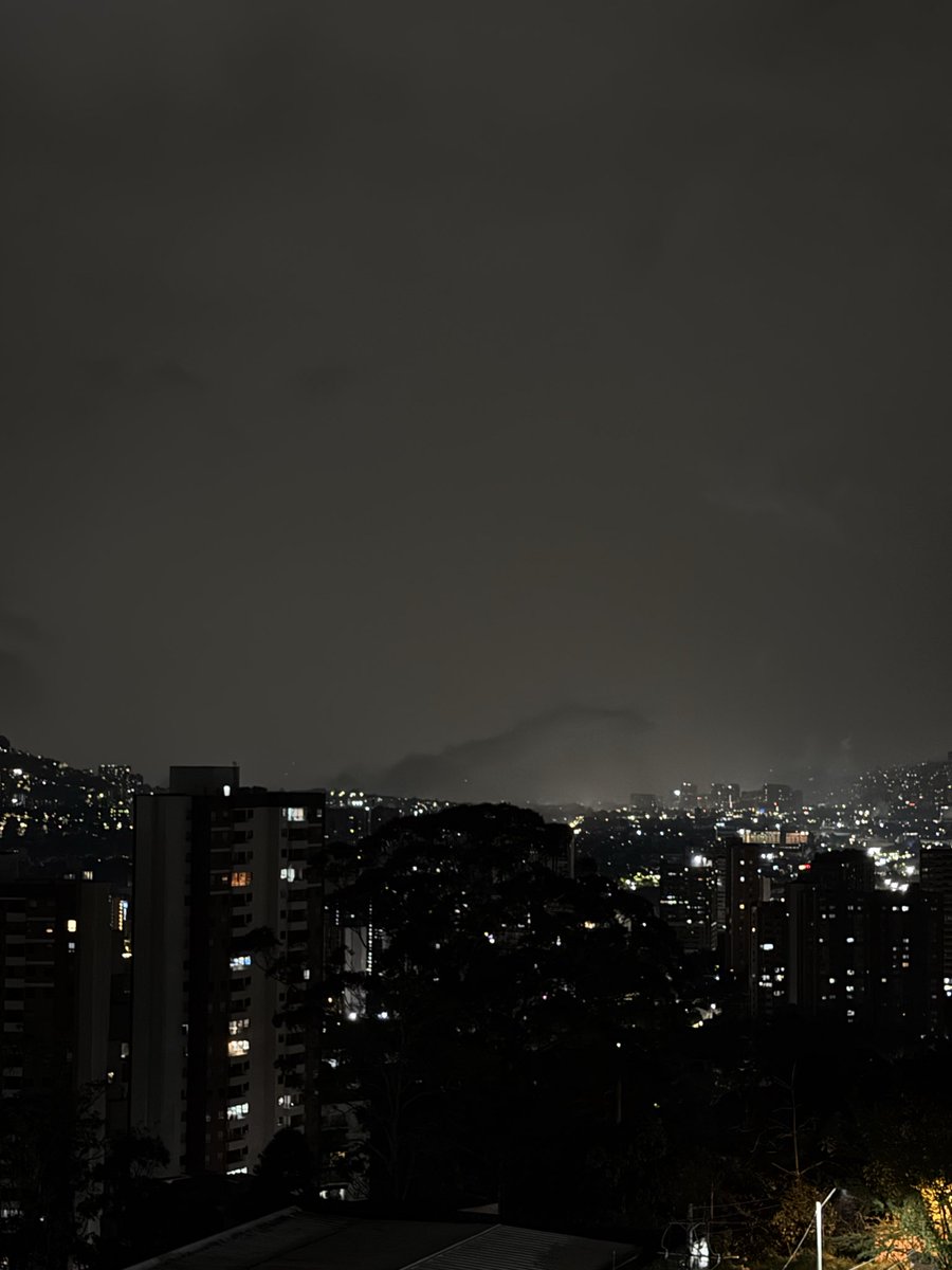 A esta hora un saurópodo se apodera de Medellín en medio de la tormenta. 🦕