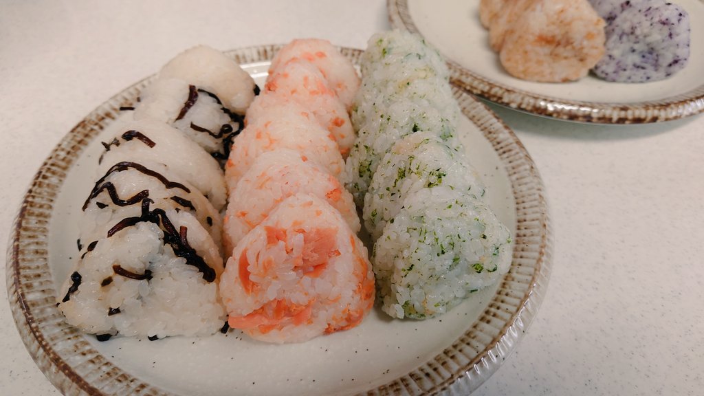 kitchen0202's tweet photo. 前回のツイートもお握りだった🍙🤣
前回のツイートみたら次回は二合半で作るって書いてあったけど、そんなことはすっかり忘れて母は三合分のご飯で作りました。
全部なくなりました( ˘ω˘ )

#おうちごはん https://t.co/YIuBglFl5G