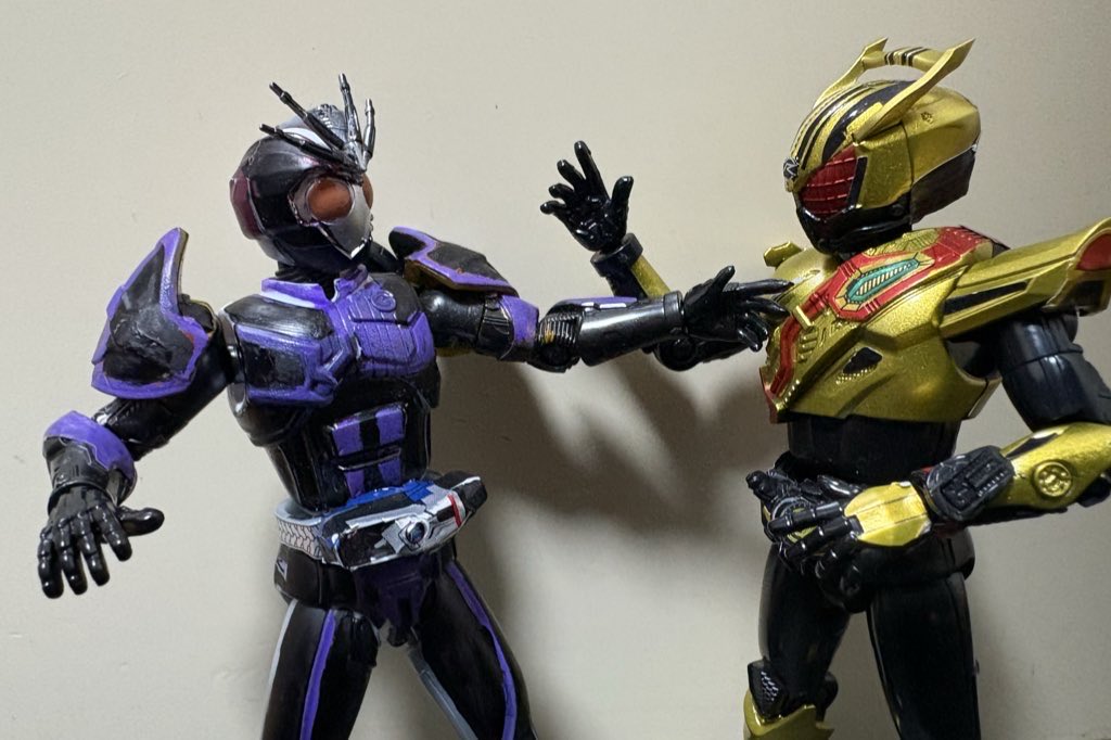 #ナツ製作所
【仮面ライダーネクストチェイサー】
「待たせたな、剛。」

復活したチェイスが変身する、彼の新たな姿。
プロトドライブ、魔進チェイサー、そして仮面ライダーチェイサーの全てのデータが内蔵されている。