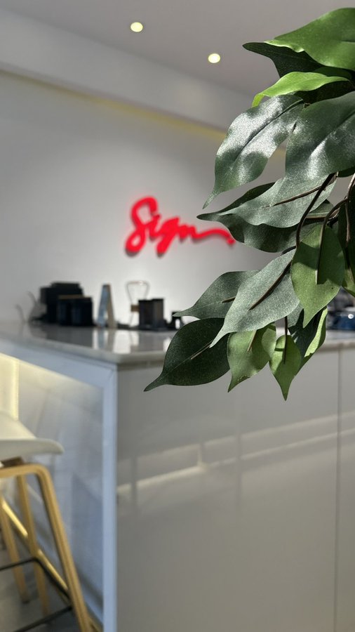 كون-ڤي-ڤيا-لي-تي
يعني اللمة الدافية اللي تحسسك بالأمان والحب
مثل لما تجلسون على طاولة وحدة قهوة ودردشة وضحك …
وتحسون أن اللحظة هذي أغلى من أي شي ثاني
هذا الشعور يعبر عنه بهذة الكلمة 
بعينِ عليا ترى الأشياء سموًّا