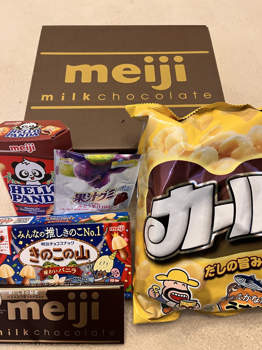 study_Sheepyarn's tweet photo. 明治HDから株主優待で届いたお菓子たち。全部美味しそう！と子供たちのテンション爆上がり。今回の内容で、娘は大人になったら株買うぞ！と決意したそうです。
#株主優待 https://t.co/l639sztrMn
