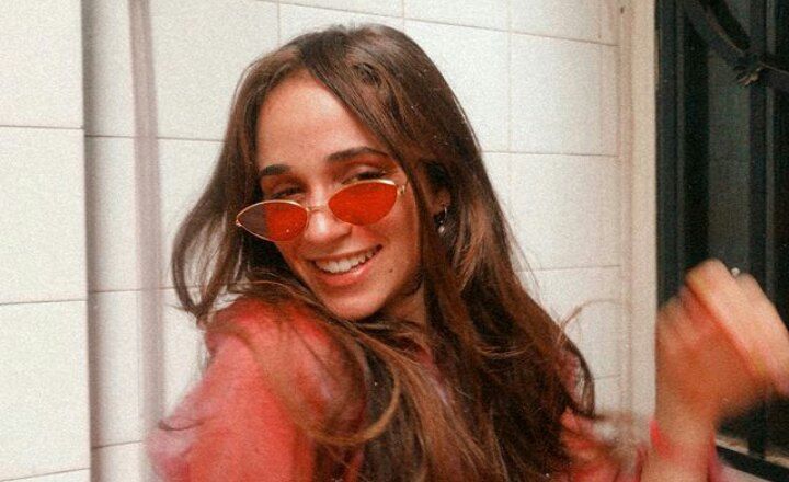 baileysampsons's tweet photo. Carnaval  🎊 | au #gastina 

Gabriel Pereira, um advogado e pai de Maya, resolve aproveitar o feriado para ir nos bloquinhos em Olinda com os amigos. Bêbado, ele beija uma mulher. O que ele não imaginava logo depois, é que Carolina é a professora de sua filha. https://t.co/tpkVZy6WIV