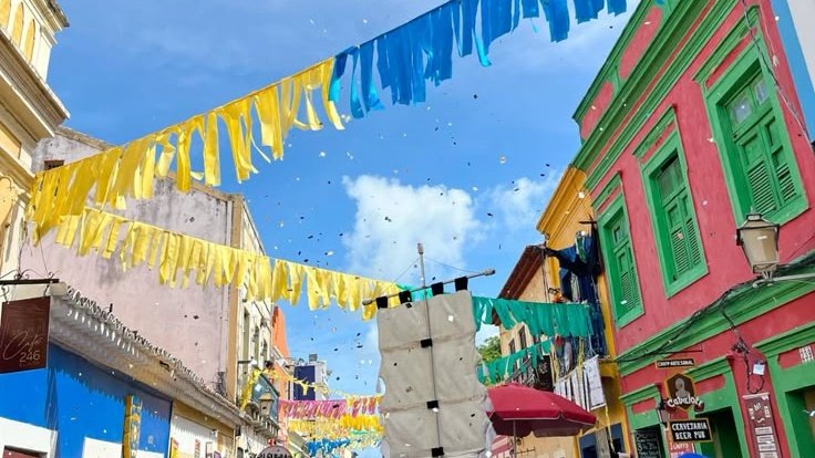 baileysampsons's tweet photo. Carnaval  🎊 | au #gastina 

Gabriel Pereira, um advogado e pai de Maya, resolve aproveitar o feriado para ir nos bloquinhos em Olinda com os amigos. Bêbado, ele beija uma mulher. O que ele não imaginava logo depois, é que Carolina é a professora de sua filha. https://t.co/tpkVZy6WIV