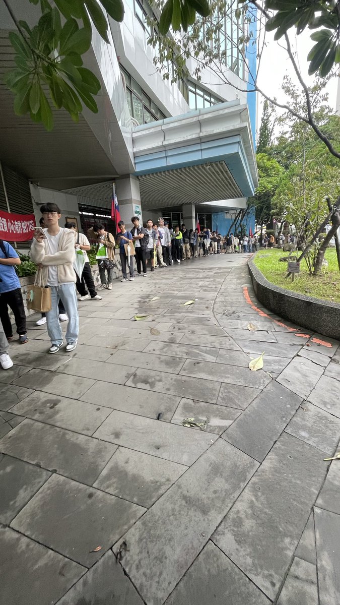 一大早跑來排隊
一堆瘋狗害我要在美好的禮拜天早起