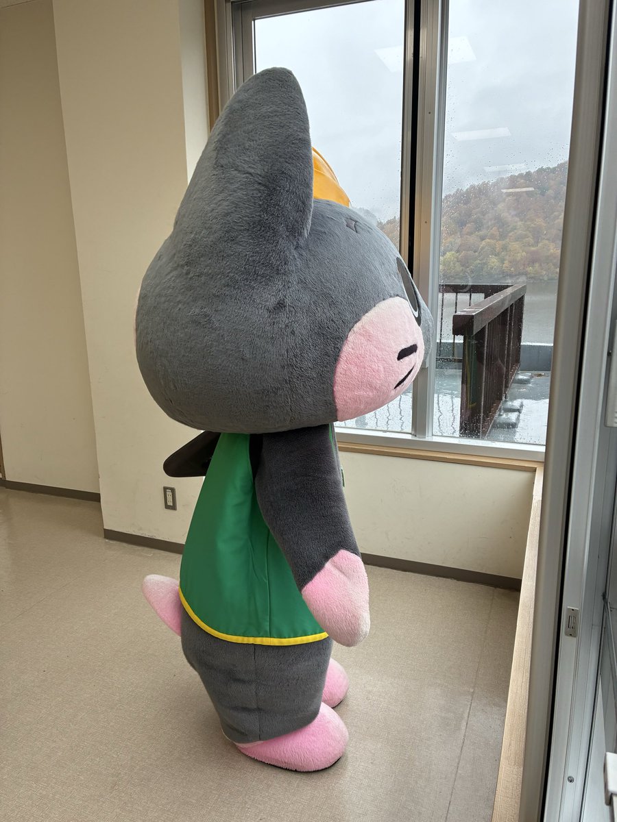 kurobe_kuronyon's tweet image. 今日のくろにょん🐈‍⬛

今日の黒部ダムは雨雨〜☔️
室内活動🏠

#黒部ダム
#くろにょん