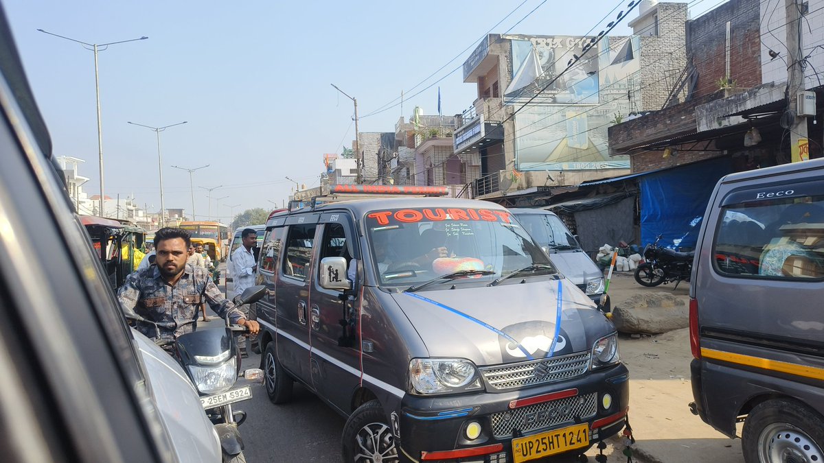 BetabSamachar's tweet photo. बरेली-पीलीभीत हाईवे पर नवाबगंज में अवध
 तरीके से चल रही इको कार, हाईवे पर जाम लगाकर रोड पर खड़ी करते हैं गड़िया हाईवे पर गुज़रने वालों को होती है परेशानिया
@adgzonebareilly 
@igrangebareilly https://t.co/dALQWRU3CE