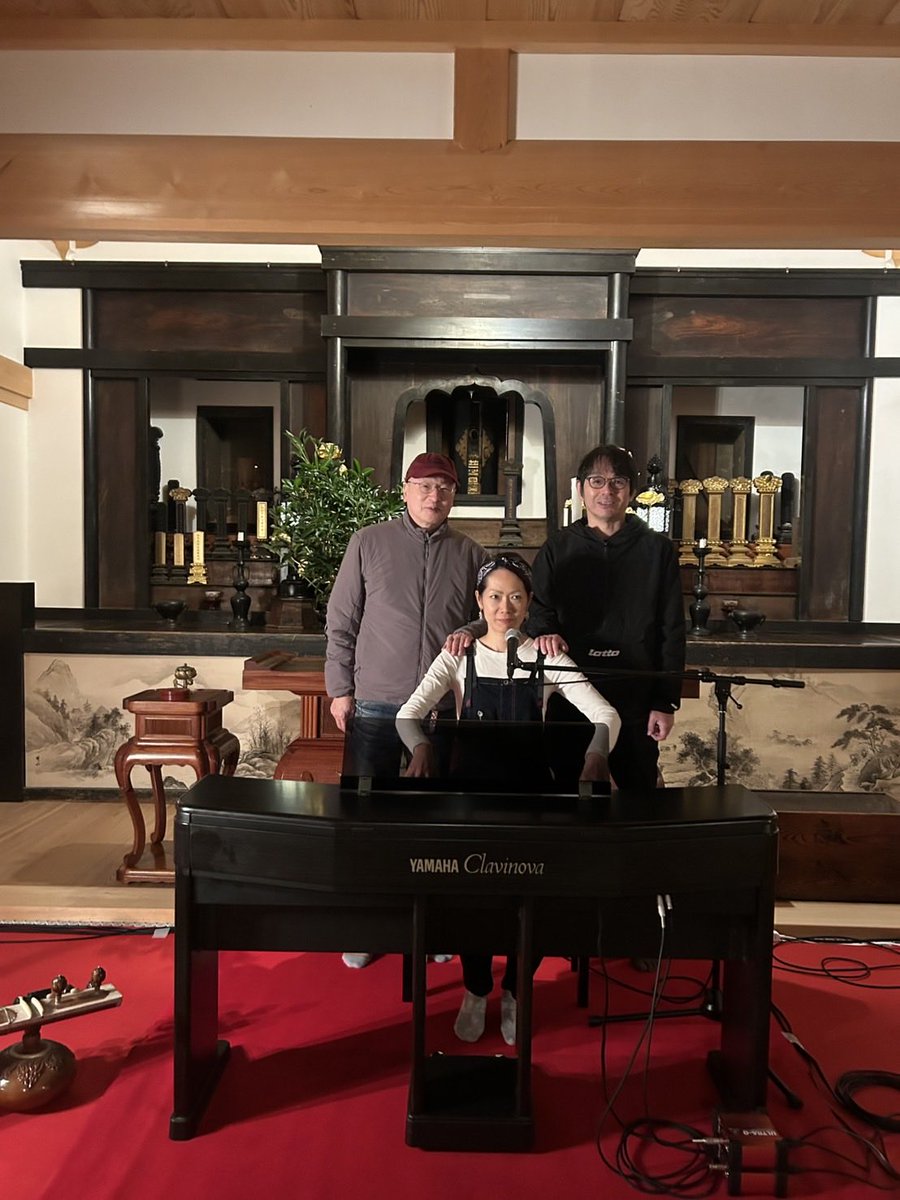 昨夜は大安寺のライブへ。
終わって城領明子さんと友人と撮った画像。
城領さんのご指摘通り映画パラサイトのようでした。
ライブは最高でした！