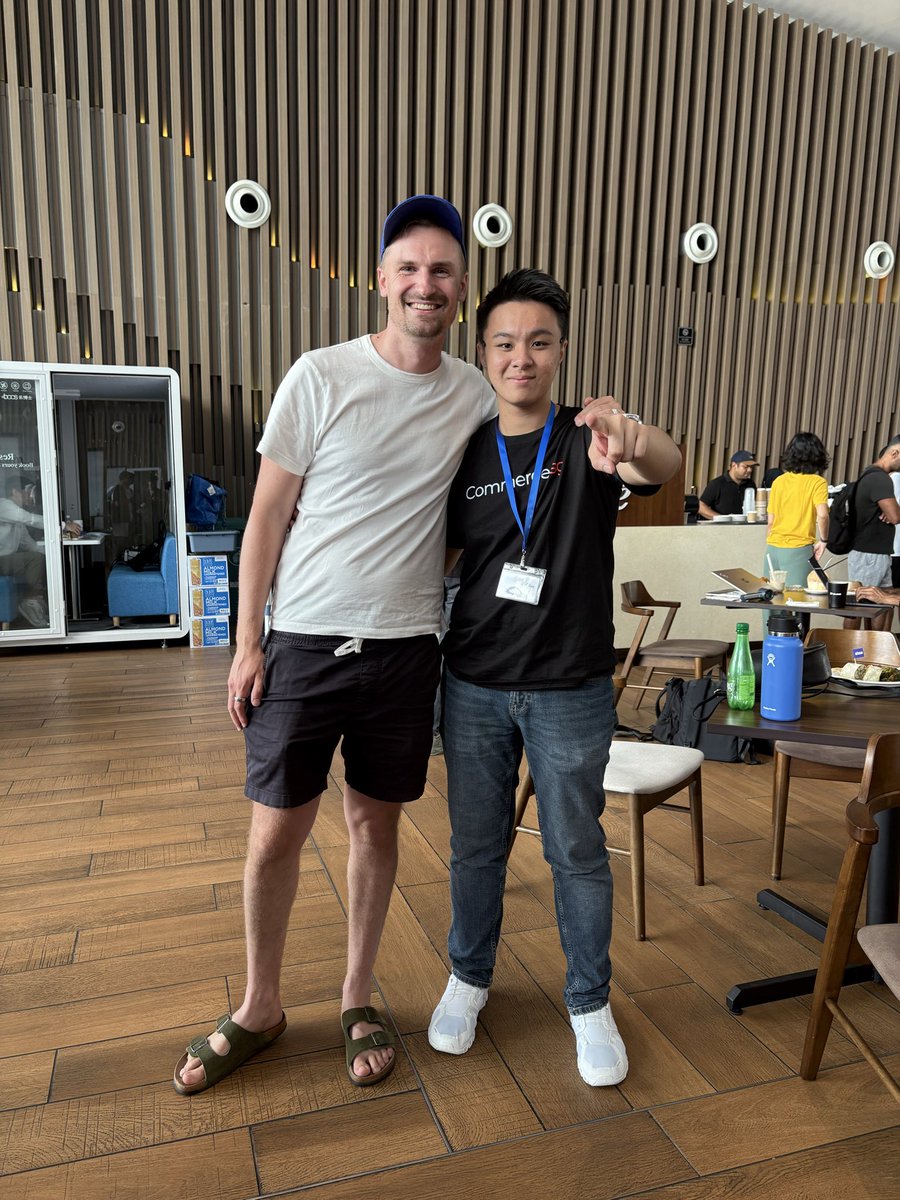 Base 행사에서 Jesse Pollak과 함께 포즈를 취한 Don of Base