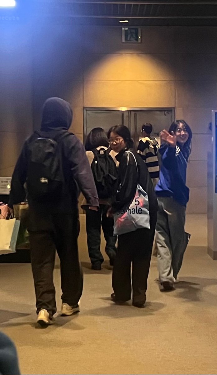 모에소매하고 벅뚜벅뚜 걸어가는 현철쿤과 해사하게 웃어주는 시으니