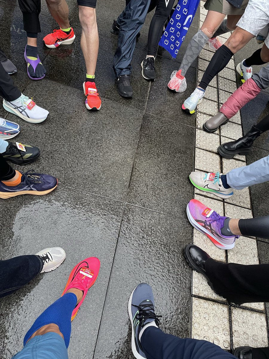 横浜マラソン完走。
円陣も大盛況。ありがとうございました。
　
雨は心配した程には降らなくて、それで予定以上にがんばっちゃった💦
シーズン初戦としてはイイ感じかな。
　
参加された皆様、応援頂いた皆様、現地スタッフボランティアの皆様、ありがとうございました。
　
いや楽しかった😃