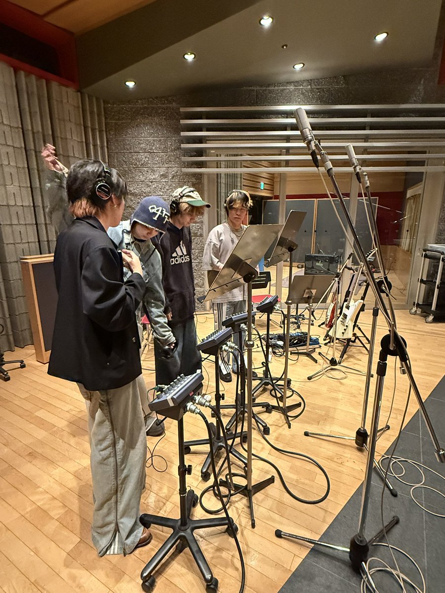 kotetu1660's tweet image. 1st Album『PERSONA』
M5.「KNOCK KNOCK」
@NCT_OFFICIAL_JP 
バンドメンバーとYUTAで
一緒に作り上げた1曲。
自信がない時、不安な時、元気が出ない時——
この曲を聴いたら“何でもできる”って思えるような、熱くてエネルギッシュな楽曲です。
たくさん聴いてください🔥🍒…