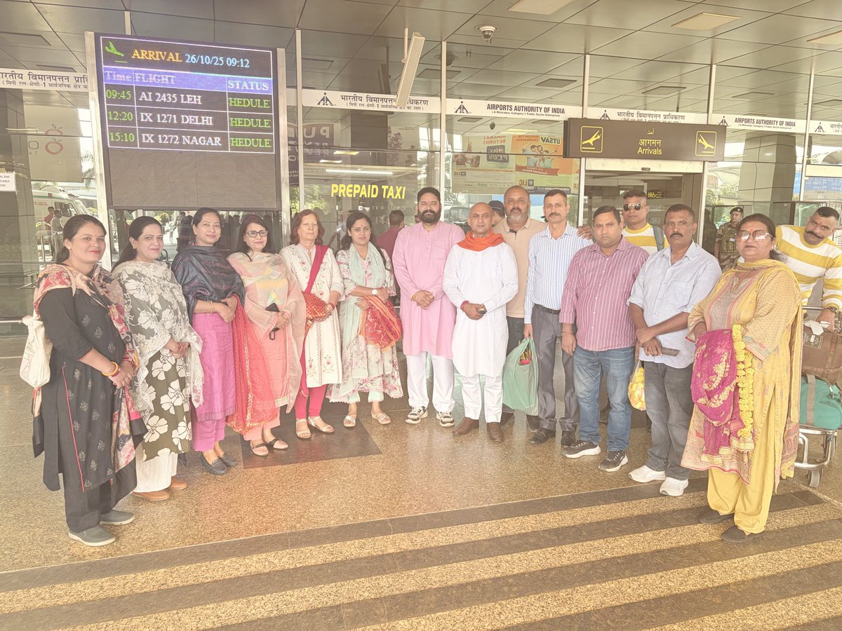 Warm welcome accorded to <a href="/BJP4India/">BJP</a> National General Secretary and Prabhari <a href="/BJP4JnK/">BJP Jammu & Kashmir</a> Sh <a href="/tarunchughbjp/">Tarun Chugh</a> ji  at Jammu airport along with <a href="/BJPMM4JK/">BJP Mahila Morcha Jammu & Kashmir</a> team.