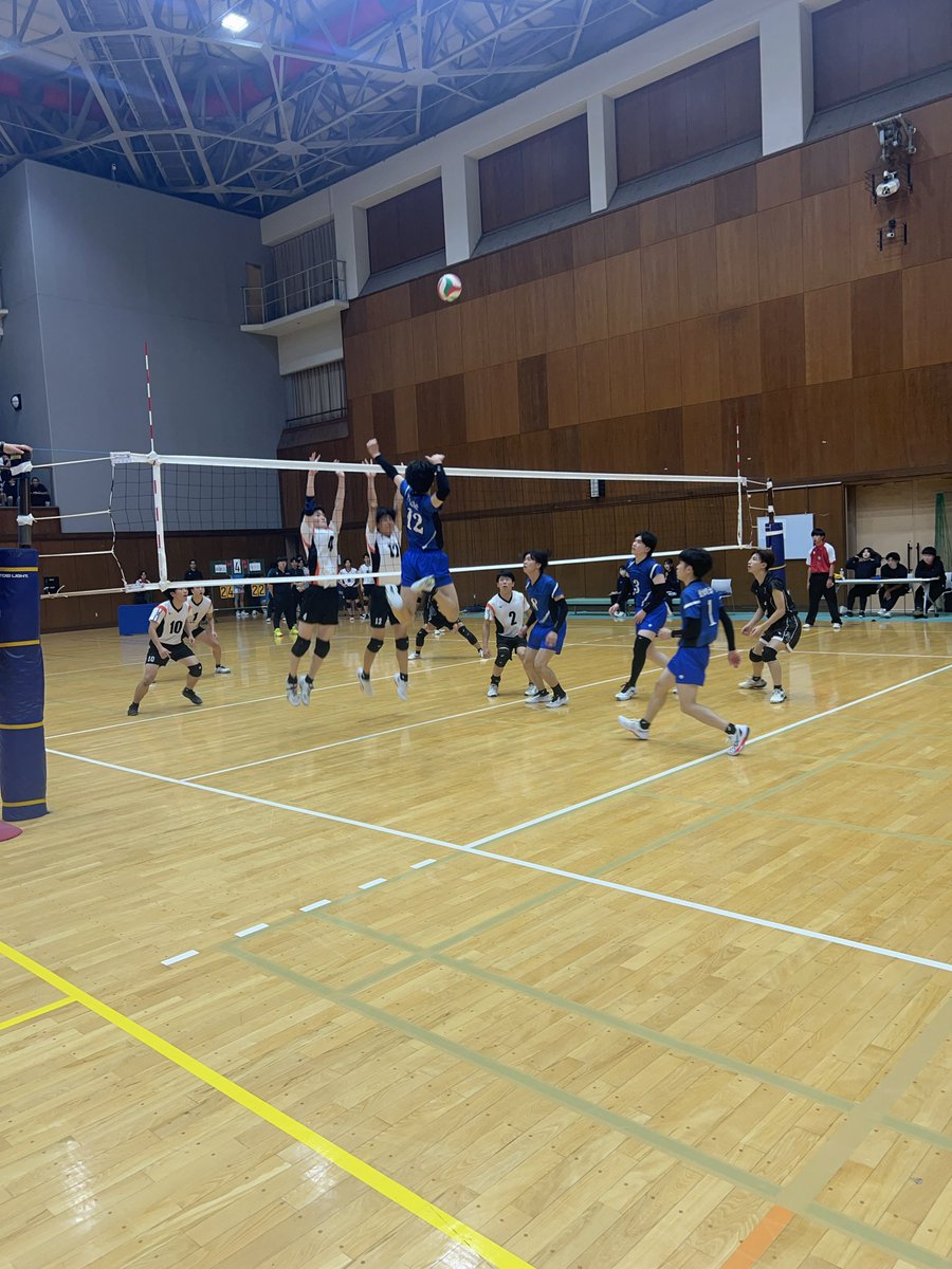 tokai_vb's tweet image. 【2025年度 東海秋季男子リーグ戦 入替戦】
Aコート第2試合
愛知淑徳大学(2部7位)vs岐阜大学(3部2位)
24-26
23-25
25-19
25-22
15-6
セットカウント3-2
愛知淑徳大学の勝利です!
愛知淑徳大学 2部残留
岐阜大学 3部残留