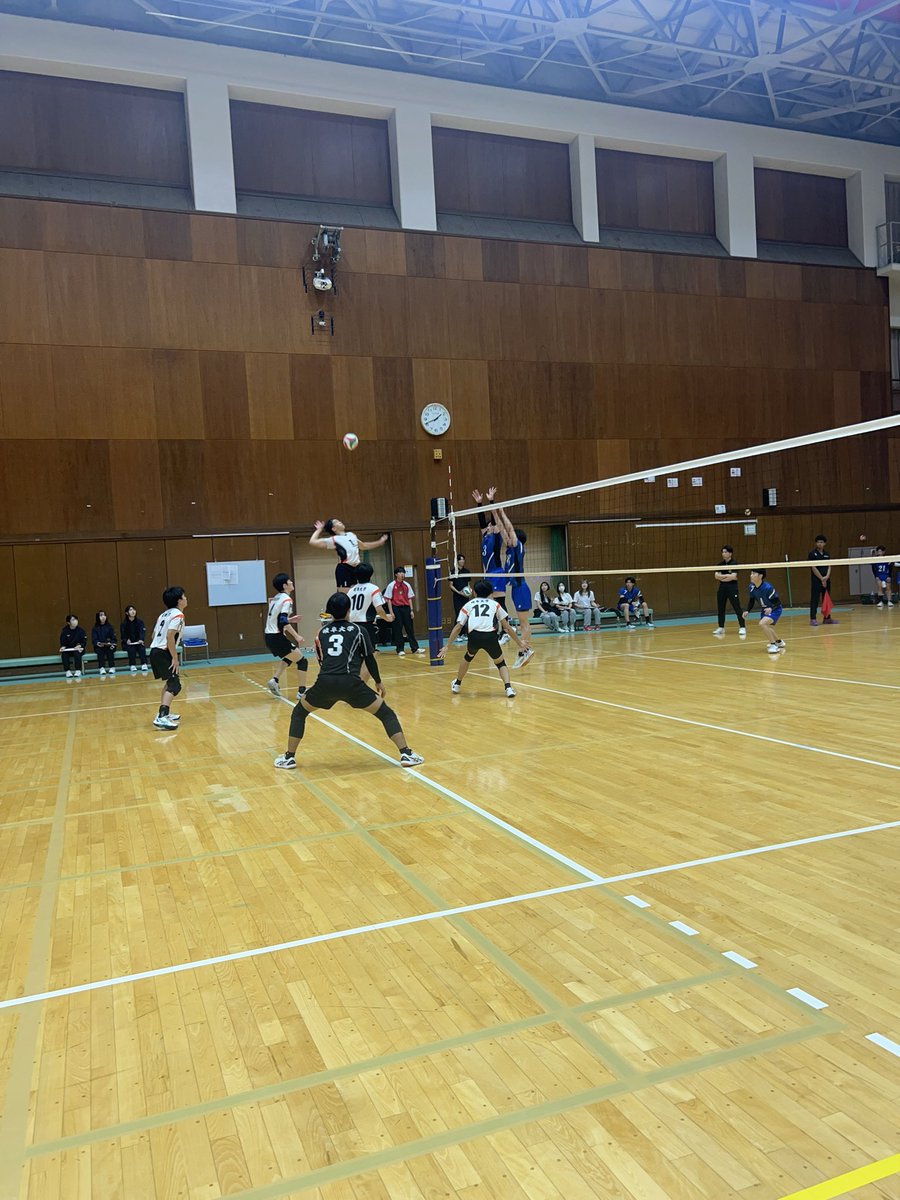 tokai_vb's tweet image. 【2025年度 東海秋季男子リーグ戦 入替戦】
Aコート第2試合
愛知淑徳大学(2部7位)vs岐阜大学(3部2位)
24-26
23-25
25-19
25-22
15-6
セットカウント3-2
愛知淑徳大学の勝利です!
愛知淑徳大学 2部残留
岐阜大学 3部残留