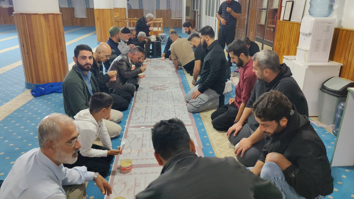 HurGenclik07's tweet photo. Her kim sabah namazına gelir birlikte cemaat ile namazı eda ederse o Allah'ın zimmetindedir. Allah'ın koruması altındadır.(Hadis)

Sabah namazında oluşturduğumuz gönül sofrasında bir araya geldik.

Katılım sağlayan hür gençlik ve  cemate teşekkür ediyor Allah kabul etsin diyoruz. https://t.co/32OCo9vUwG