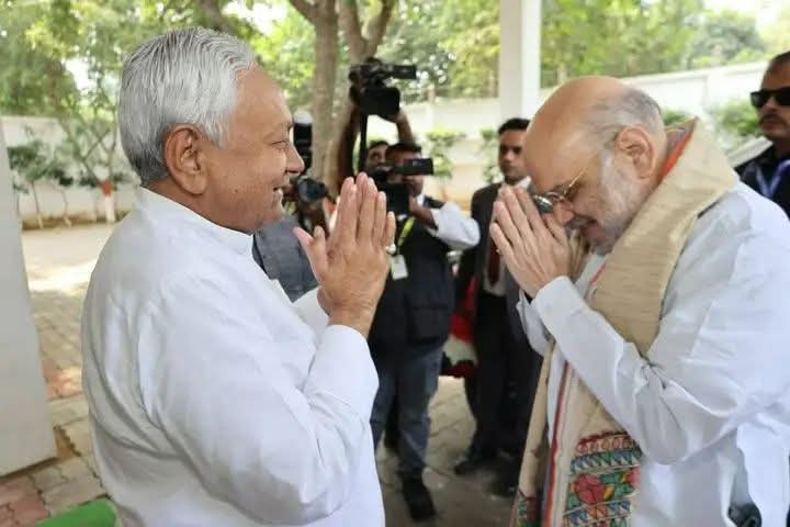 #NitishKumar जरुरी नहीं मजबूरी है
कलतक #बिहार_विधानसभा_चुनाव में पहले #मुख्यमंत्री की घौषणा ना करने का दावा करनेवाले #AmitShah को <a href="/NitishKumar/">Nitish Kumar</a> के नाम की घौषणा करनी पड़ेगी
क्योंकी मरते पड़ते भी #नीतीश_कुमार और <a href="/Jduonline/">Janata Dal (United)</a> ने 50सीट तो जीत ही लेनी है
फिर पलटीमारने का डर तो रहता ही है