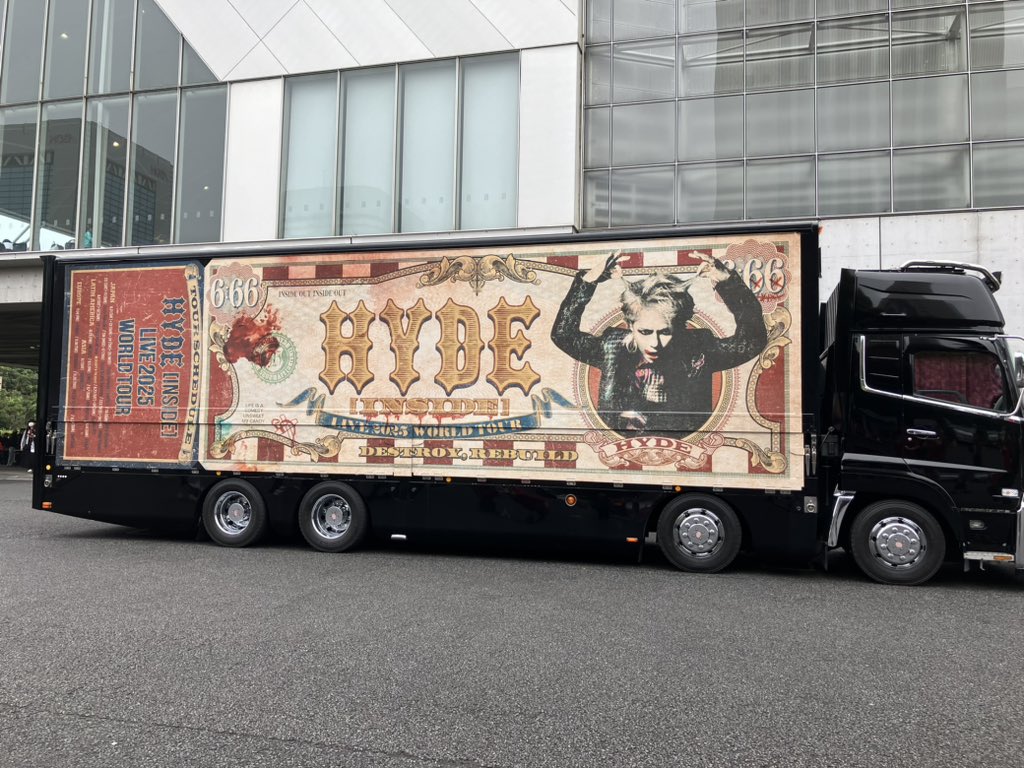 Kaneko_Mineko's tweet photo. 視界が悪い📹
#HYDE
#HYDEINSIDELIVE2025WORLDTOURJAPANFINAL
#HALLOWEENCOLLECTION
#NOMOREHy泥棒
#カメラ男
#パトランプ男はお留守番 https://t.co/dVDrRKrAE0