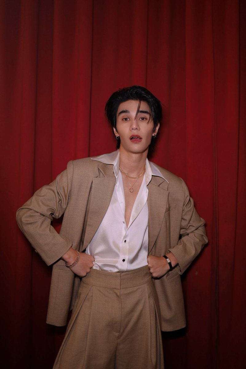 giimountsn's tweet photo. With this look, it turns into bippp bipp. 
What am I supposed to do now?

@Calvwdja better you weak up soon boy. https://t.co/VBC7JrlRJt