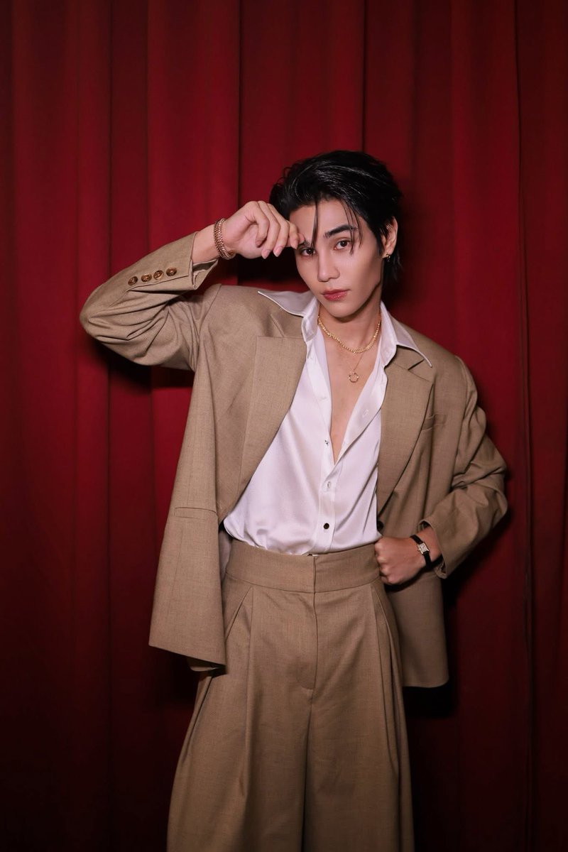 giimountsn's tweet photo. With this look, it turns into bippp bipp. 
What am I supposed to do now?

@Calvwdja better you weak up soon boy. https://t.co/VBC7JrlRJt